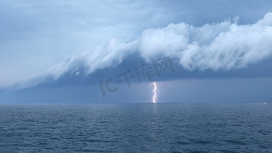 大海上的大风暴照片