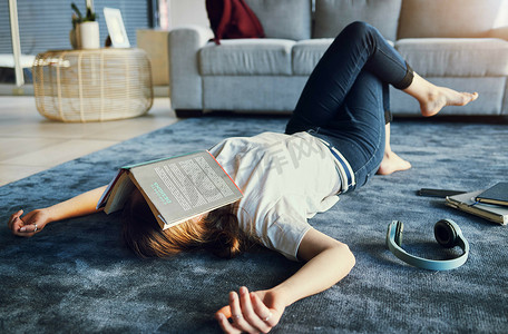 教育，累了，和一个女学生一起读书，躺在她客厅的地板上，睡在家里。