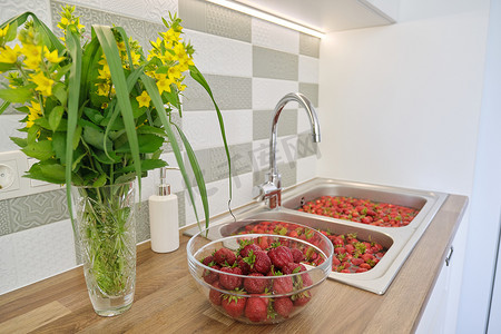 草莓季节，在家庭厨房的洗脸盆里用水洗浆果