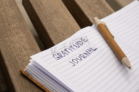 在木凳上写感恩日记。