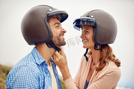 我现在不能松开你……一个正在调整男友头盔的女人。