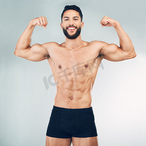 二头肌摄影照片_健身、二头肌和男人在工作室背景下伸展手臂，在训练中锻炼肌肉的生长和发育。