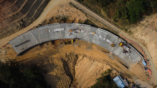 新道路建设或在建立交桥发展的鸟瞰图。