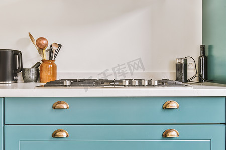 现代厨房设计摄影照片_带蓝色家具的现代厨房内部
