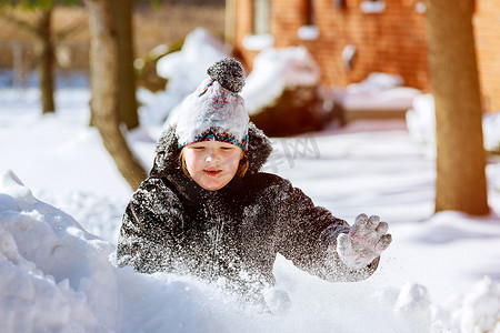 在家开车的路上下雪，小孩在雪地里在户外玩耍