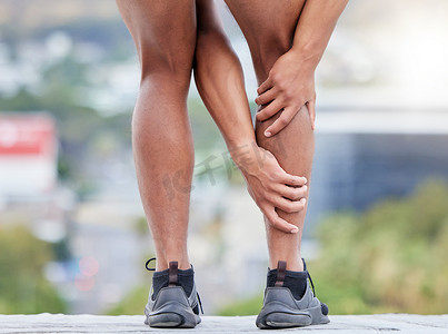 跑步运动的人摄影照片_运动马拉松、运动紧急情况或健康事故的户外跑步的人、健身和腿部受伤。