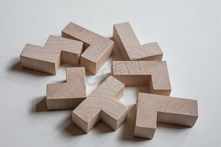 3D 益智游戏，由木制部件拼装而成