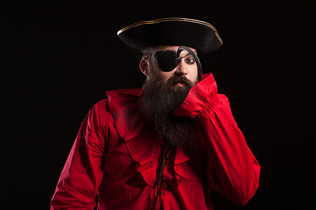 穿着海盗服装的留着胡子的帅哥，在狂欢节上抚摸