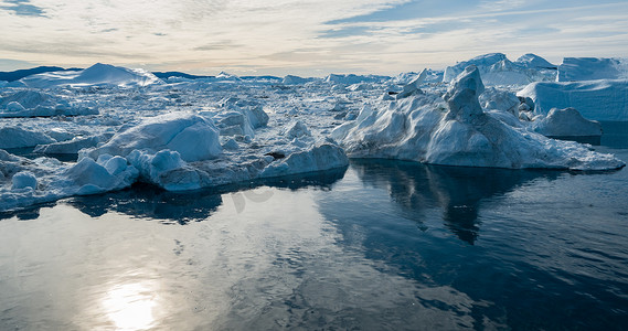 格陵兰自然景观中冰山和冰川的无人机照片