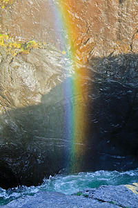 美丽的瀑布 Rjukandefossen 与五颜六色的彩虹在 Hemsedal，Buskerud，挪威。