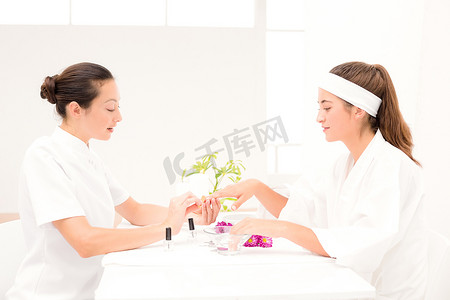 美容师在 spa 美容院给女性客户修指甲