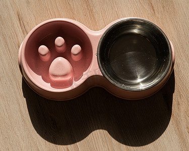 慢喂双碗，狗狗一碗水。