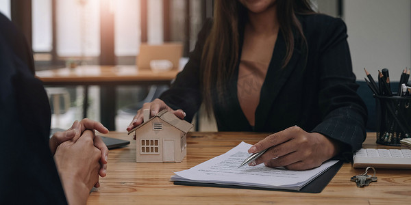 房地产经纪人签订房屋销售合同，提供房屋设计和合同批准，买卖房屋提供抵押贷款和家庭保险理念。