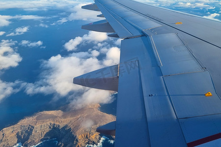 从飞行的飞机上看海洋或大海中的岛屿。