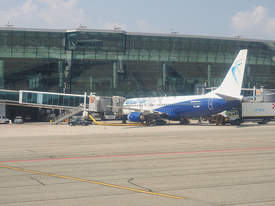 蓝航波音 737-800 在卡塞勒登机
