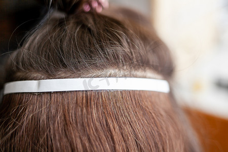 包发摄影照片_家里女人头上用来接发的发带。