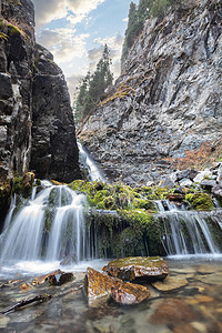 阿拉木图山脉大阿拉木图峡谷的熊瀑布 2，ile alatau 公园，中亚风景如画的自然，垂直
