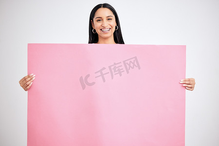 女人、空横幅和粉红色的空白海报，用于模拟广告和营销标志，用于标志促销交易和产品放置。