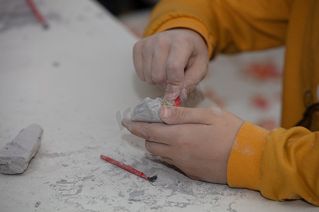 恐龙挖掘摄影照片_为小考古学家寻找化石的教育游戏图片，孩子们用手挖掘