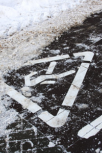 在人行道上签署人行道在雪中