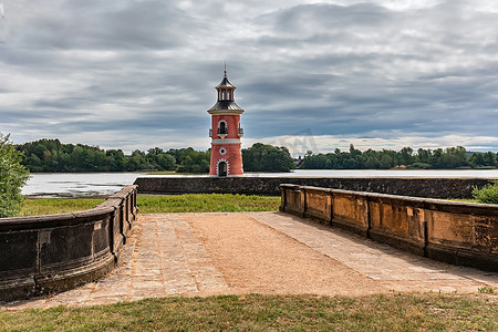 莫里茨堡城堡湖中央的灯塔，附近