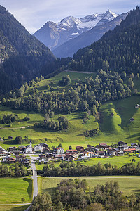 瑞士阿尔卑斯山 Engadine 山谷村庄的田园风光