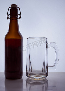 菜单黑金摄影照片_黑色白色背景上带软木塞和啤酒杯的啤酒瓶的彩色轮廓