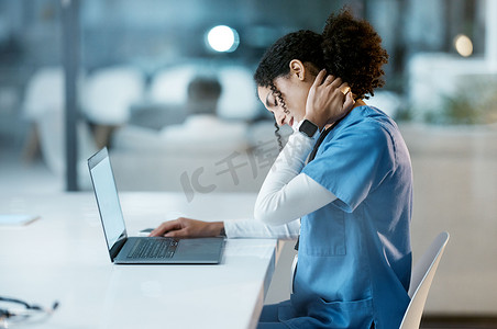 医生、笔记本电脑和夜间颈部疼痛在医院的办公桌前过度劳累、压力大或精疲力尽。