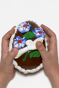 孩子们手中的复活节彩蛋