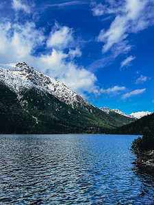 波兰扎科帕内 Polish Tatry 山脉的 Morskie Oko 湖雪山小屋。