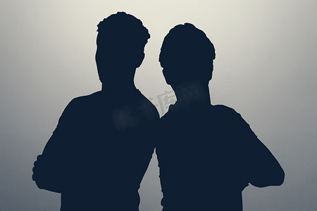 两个男人站在一起保持匿名隐藏他们的身份