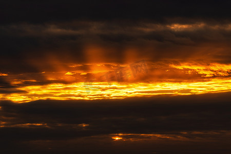 戏剧性的云升起的太阳漂浮在天空中改变天气的全景。