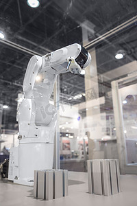 工作在工业环境的自动机器人胳膊