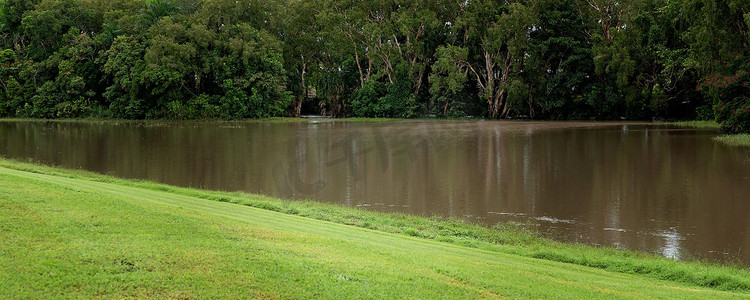 暴雨导致溪流泛滥