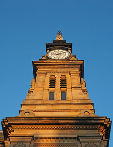 维多利亚时代阿特金森大楼的高钟楼与南港默西塞德镇广场的蓝色夏日天空相映成趣