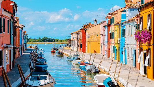 意大利威尼斯布拉诺村色彩缤纷的街道，色彩缤纷的运河，小船和充满活力的房子