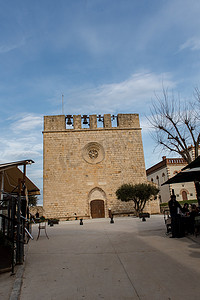 拜月摄影照片_西班牙赫罗纳圣马蒂德安普里耶斯：2020 年 2 月 8 日：西班牙赫罗纳圣马蒂德安普里耶斯老城圣马蒂德安普里什教堂阳光明媚
