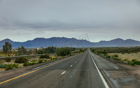 新墨西哥州摄影照片_新墨西哥州沙漠中的公路国道