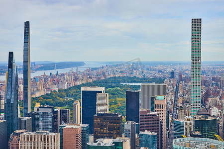 从高处俯瞰纽约市标志性的中央公园，周围是摩天大楼