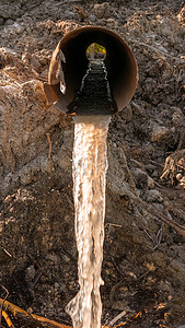 印染废水摄影照片_废水从管道流出，自然和环境的污染，工业泥浆。