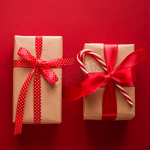 圣诞礼物、节礼日和传统节日礼物平铺、红色背景的经典圣诞礼盒、带节日装饰品的包裹礼物和节日装饰品