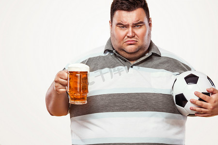 足球乐趣-慕尼黑啤酒节上的胖子，喝着被白色背景隔离的啤酒。