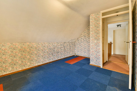 有蓝色地毯和门的空房间