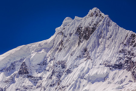 秘鲁安卡什安第斯山脉白雪皑皑的山峰和冰川