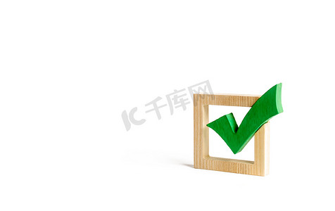 对公摄影照片_用于在白色背景上对选举进行投票的绿色木制复选标记。