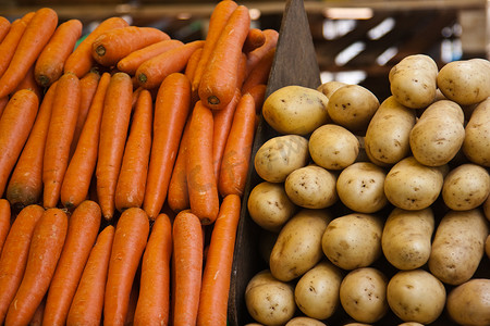 胡萝卜土豆摄影照片_巴黎市场上的土豆和胡萝卜