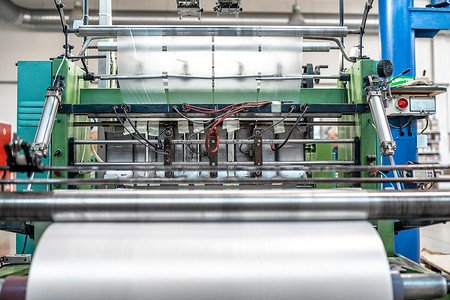自动化的生产线摄影照片_在自动化生产线上的工厂生产塑料包装