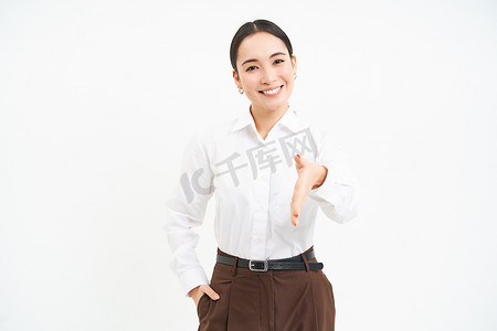 自信的亚洲女商人伸出手握手，用友好的微笑和白色背景向公司的客户致意