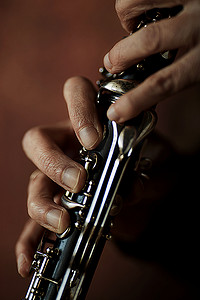 单簧管上的音乐家之手 - 一种古老的木制乐器，流行于古典铜管进行曲爵士民间音乐中，深受儿童和成人、业余爱好者和专业人士的喜爱。