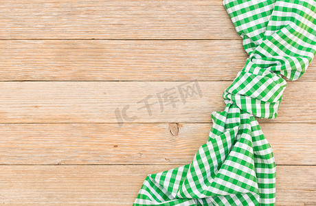 纸类材质摄影照片_带绿色餐巾纸的木桌背景